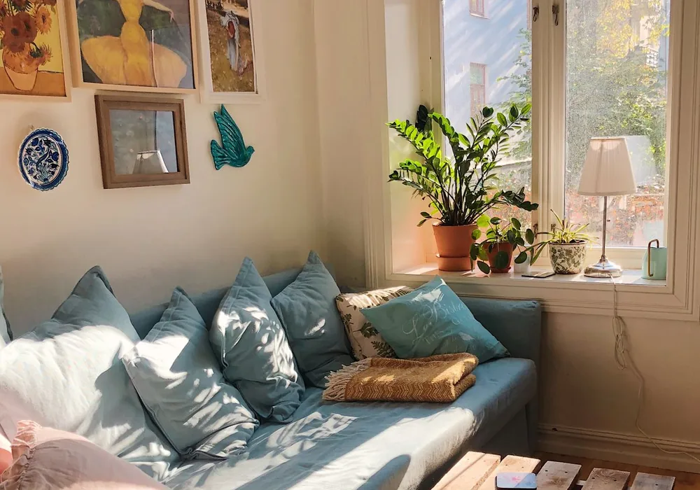 Helle Ferienwohnung mit Sofa und Sitzfenster